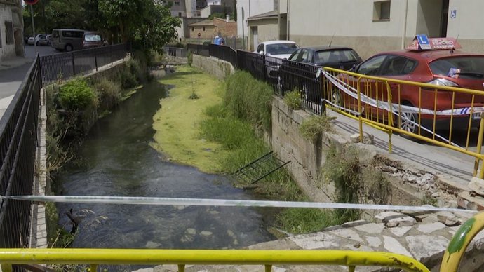 Río al que cayó el coche tras atropellar mortalmente a una pareja en Canals (Valencia)