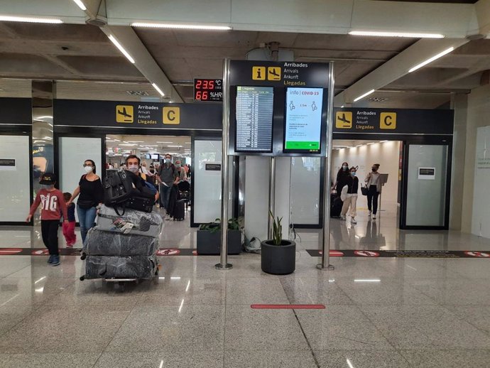 Archivo - Llegada de turistas al aeropuerto de Palma.