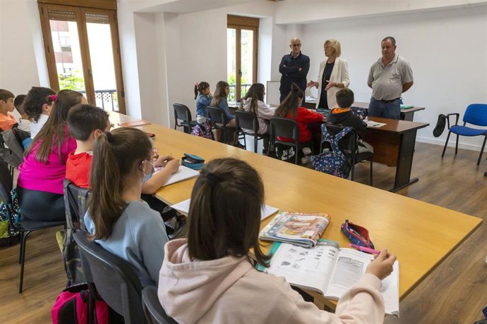 La Consejera De Educación Y Formación Profesional, Marina Lombó, Visita El Programa Piloto De Refuerzo Educativo De Arredondo