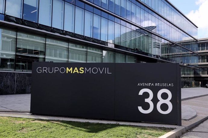 Archivo - Cartel de entrada a la sede de la marca de servicio de telecomunicaciones MásMóvil, a 8 de marzo de 2022, en Madrid (España). 