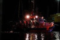 Rescatan una patera con 66 personas y la trasladan a Arrecife (Lanzarote)