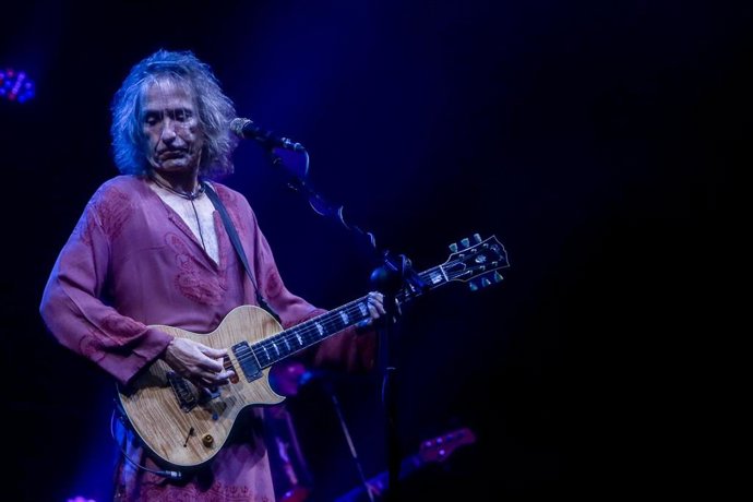 Archivo - El cantante Robe Iniesta durante un concierto en el Wizink Center de Madrid el 20 de noviembre de 2021