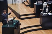 Almeida acusa a Más Madrid de pertenecer a "trama corrupta" por un "partido fake", contestado con risas por la izquierda