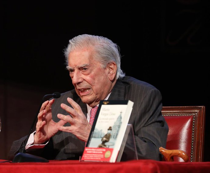 Archivo - El escritor, político y periodista, Mario Vargas Llosa, en una imagen de archivo. 