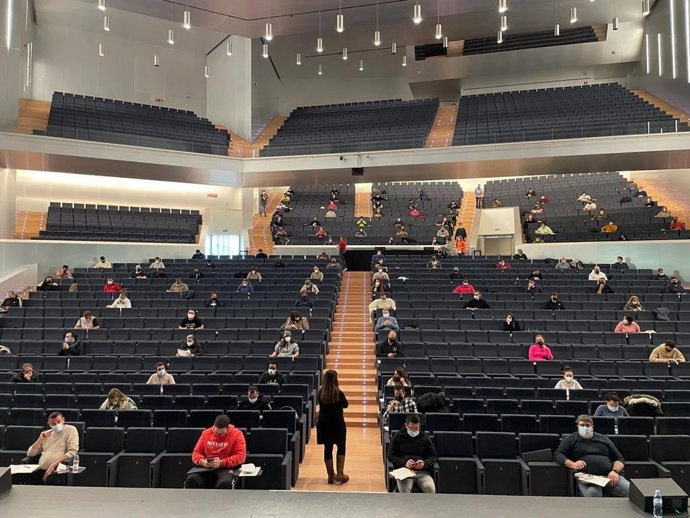 Archivo - Prueba para obtener el carnet de taxista en el Palacio de Congresos. 