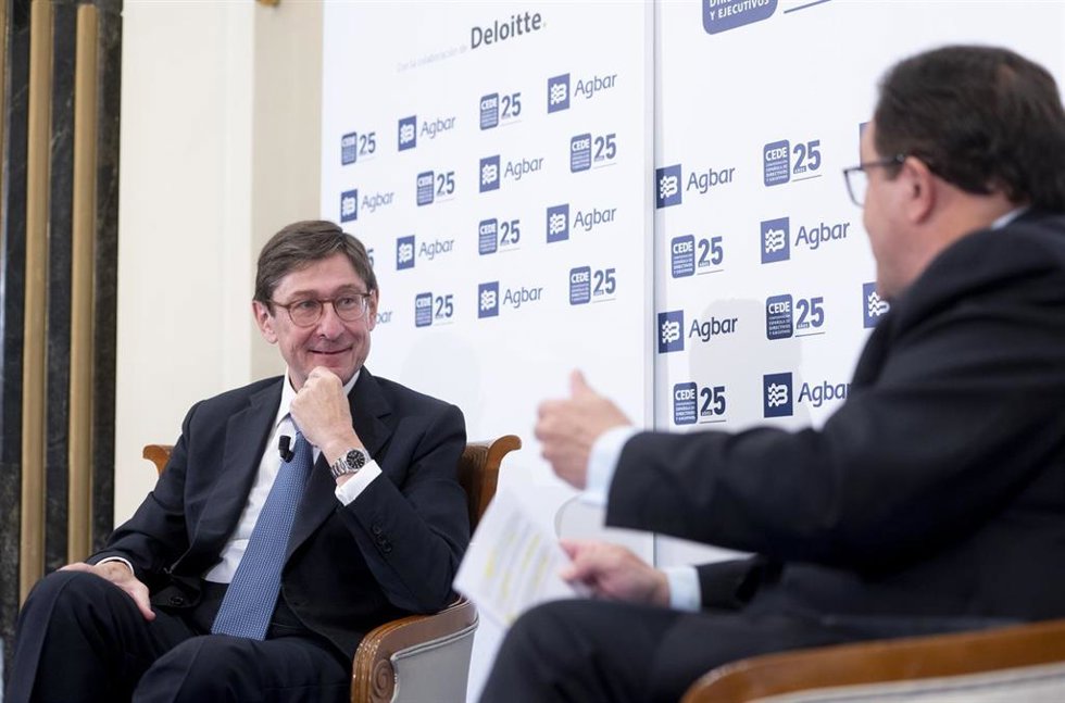 El presidente de CaixaBank, José Ignacio Goirigolzarri (i), en un Desayuno de la Confederación Española de Directivos y Ejecutivos (CEDE), en el Hotel Intercontinental, a 31 de mayo de 2022, en Madrid (España).