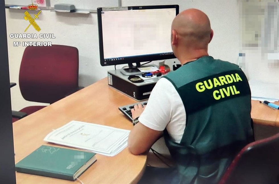 Agente investigando