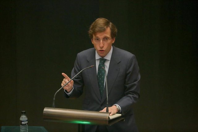 El alcalde de Madrid, José Luis Martínez-Almeida, interviene en una sesión plenaria, en el Pleno de Cibeles