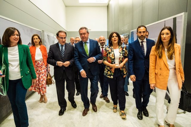 Juan Espadas, secretario general del PSOE-A y candidato a la Presidencia de la Junta de Andalucía, junto al presidente de la CEA y la CEM, Javier González de Lara, y dirigentes socialistas.