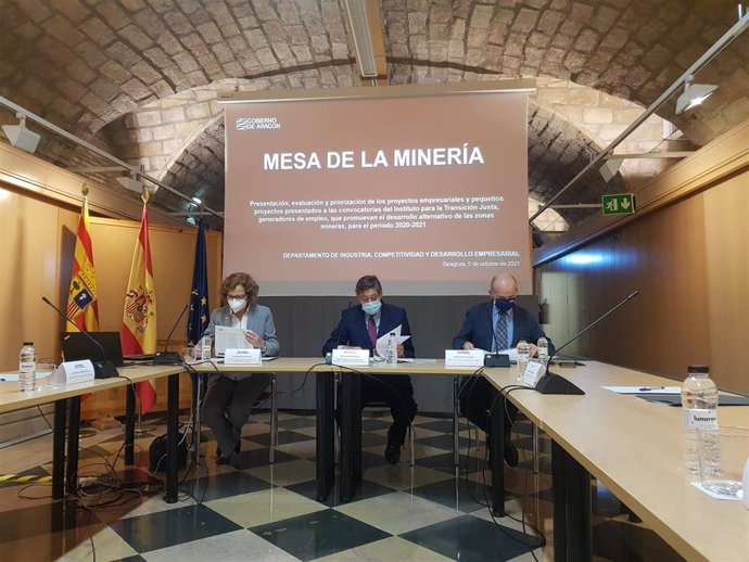 El vicepresidente y consejero de Industria, Competitividad y Desarrollo Empresarial, Arturo Aliaga, en una reunión de la Mesa de la Minería.