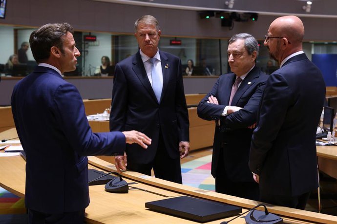 HANDOUT - 30 May 2022, Belgium, Brussels: French President Emmanuel Macron (L) talks with European Council President Charles Michel (R) and Italian Prime Minister Mario Draghi during the special meeting of the European Council at the European Union head