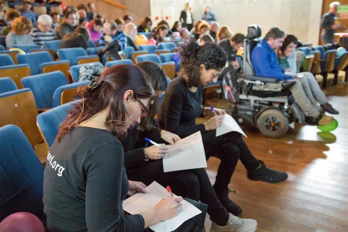 Imágenes del pase de cuestionarios en las proyecciones de XMILE, del director Miguel Ángel Font, para la investigación sobre cine inclusivo realizada por el Grupo GIDYC de la CEU UCH.