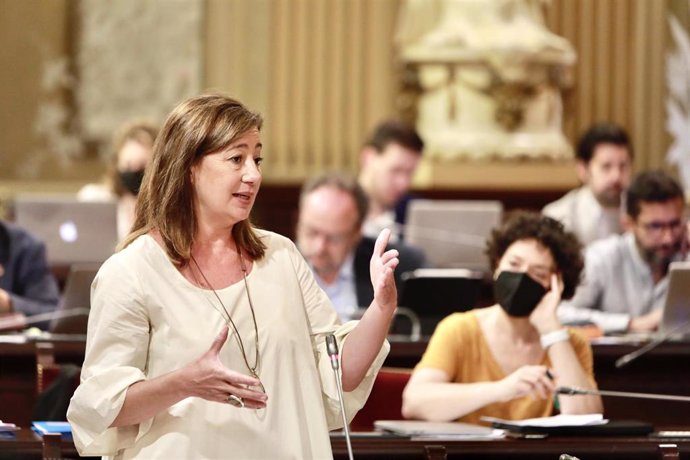 La presidenta del Govern, Francina Armengol, responde a las preguntas de los diputados en el Parlament.