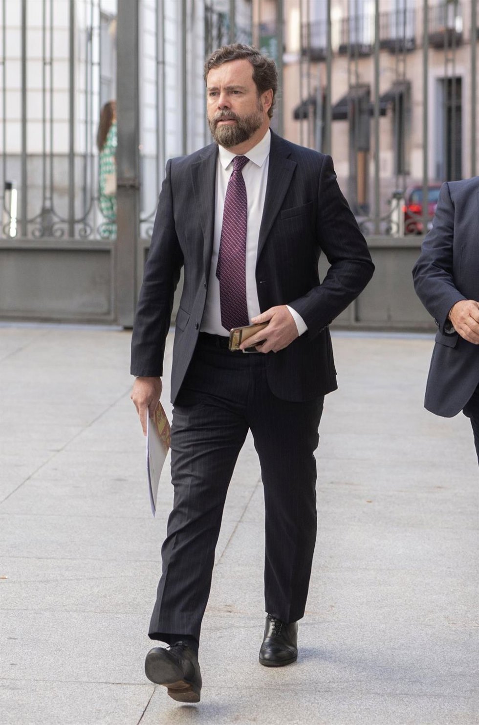 El portavoz parlamentario de Vox, Iván Espinosa de los Monteros, a su llegada a una sesión plenaria, en el Congreso de los Diputados