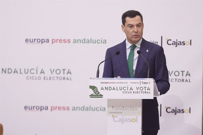 El candidato del Partido Popular a la presidencia de la Junta de Andalucía, Juanma Moreno, durante el encuentro informativo Andalucía Vota Ciclo electoral en la Fundación Cajasol, a 31 de mayo de 2022 en Sevilla (Andalucía, España)