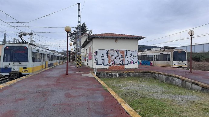 Archivo - Trenes de Cercanías en una estación