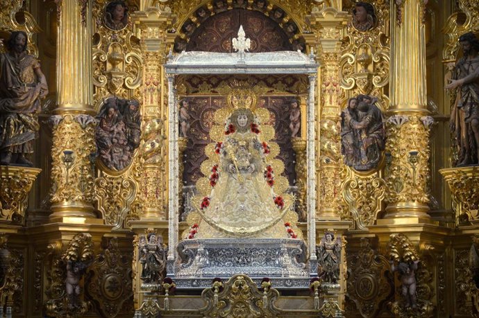 La virgen del Rocío en su ermita ya vestida de Pastora.