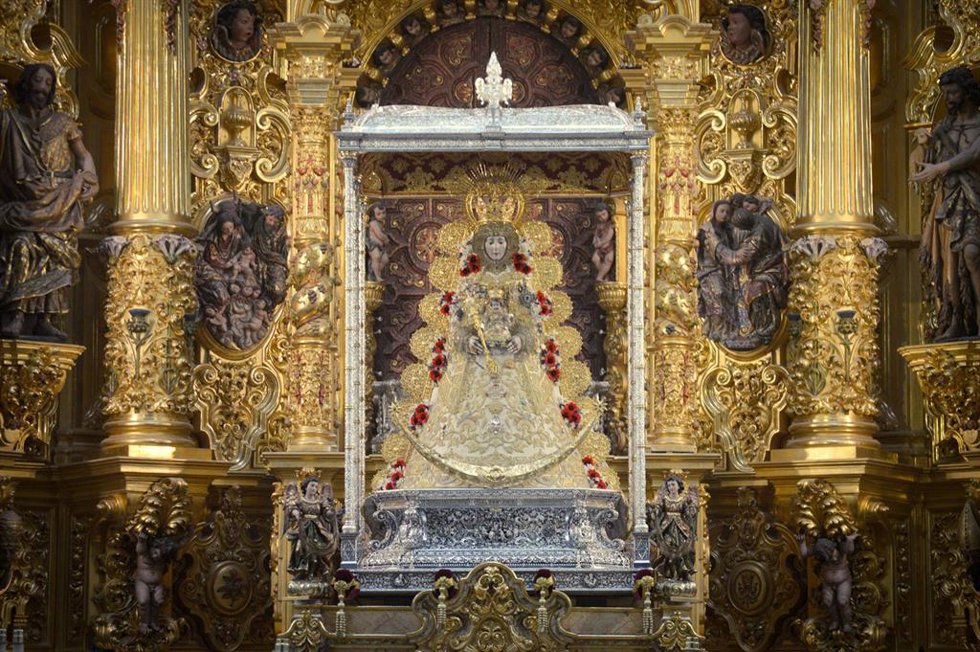 La virgen del Rocío en su ermita ya vestida de Pastora.