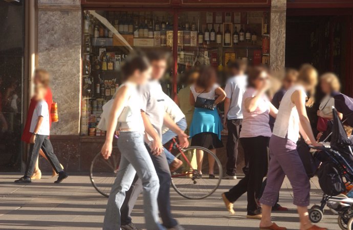 Archivo - Gente paseando por la calle en Bizkaia