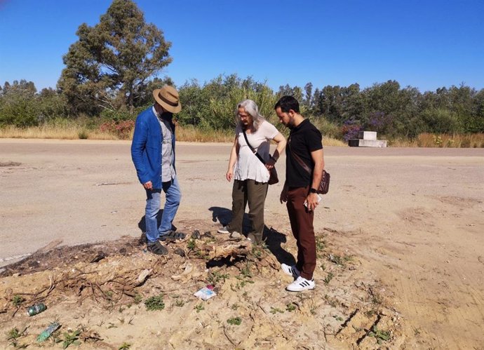 El portavoz de Adelanta Sevilla, Daniel González Rojas (primero a la derecha), en la zona de la tala que ha denunciado la plataforma Salva tus árboles.