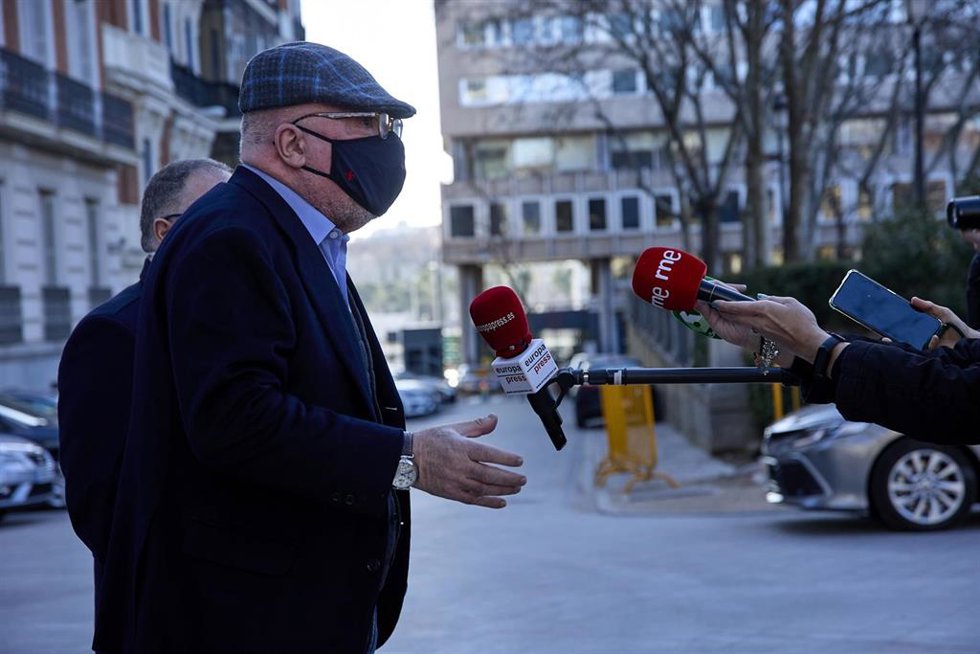 Archivo - El ahora comisario jubilado José Manuel Villarejo (i), ofrece declaraciones a los medios a su llegada a la Audiencia Nacional.