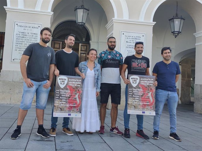 La delegada de Cultura, Silvia Fernández, junto a integrantes de algunas de las bandas participantes en el festival del 10 de junio en el Acueducto de los Milagros.