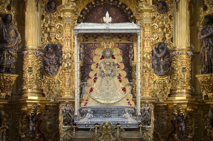 La virgen del Rocío en su ermita ya vestida de Pastora.