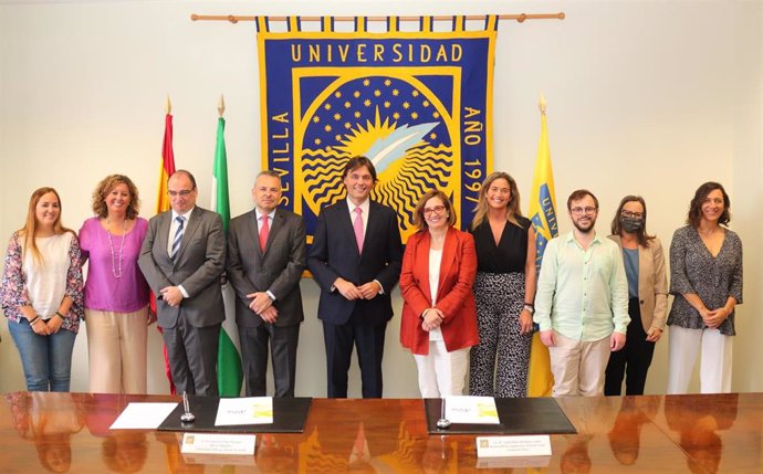 Firma del acuerdo de colaboración entre la Universidad Pablo de Olavide y la Fundación ONCE.