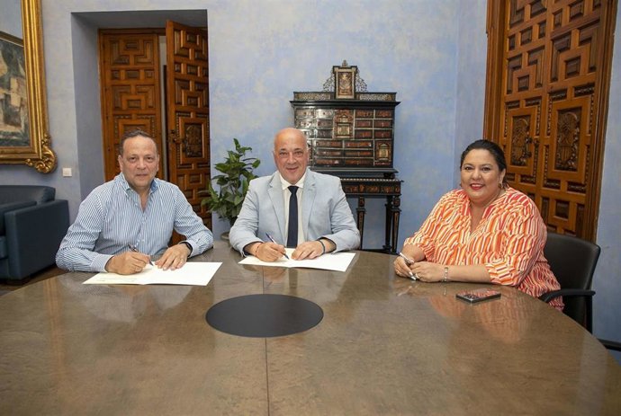 El presidente de la Diputación, Antonio Ruiz (centro), en la firma con Facua.