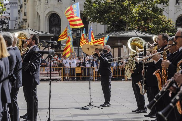 Archivo - Una orquesta interpreta el Himno Regional durante la Procesión Cívica con motivo del Día de la Comunitat Valenciana