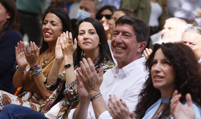 La presidenta de Ciudadanos (Cs), Inés Arrimadas, y el candidato a la Presidencia de la Junta, Juan Marín, en la presentación de los candidatos del partido en las provincias andaluzas a las elecciones del 19J a 14 de mayo de 2022 en Córdoba.