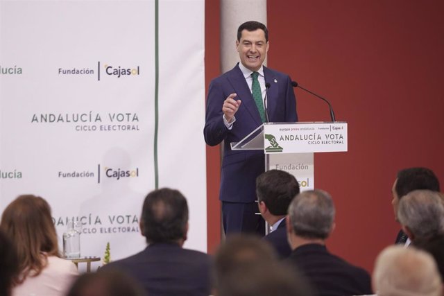 El candidato del Partido Popular a la presidencia de la Junta de Andalucía, Juanma Moreno, durante el encuentro informativo “Andalucía Vota” Ciclo electoral en la Fundación Cajasol, a 31 de mayo de 2022 en Sevilla (Andalucía, España)