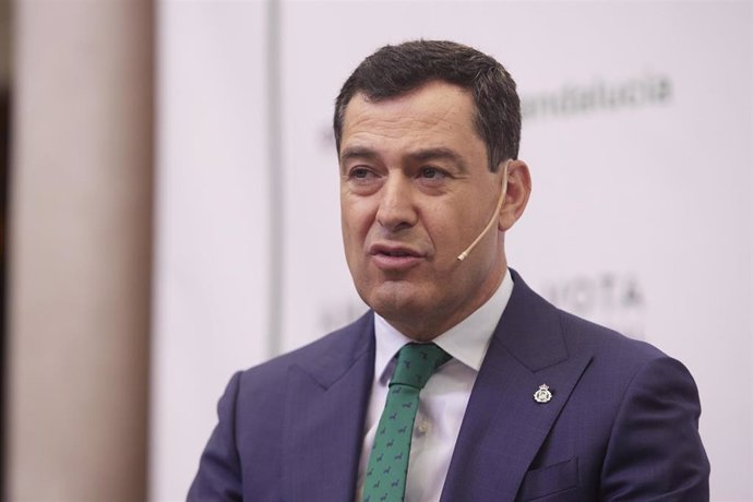 El candidato del Partido Popular a la presidencia de la Junta de Andalucía, Juanma Moreno, durante el encuentro informativo Andalucía Vota Ciclo electoral en la Fundación Cajasol, a 31 de mayo de 2022 en Sevilla (Andalucía, España)