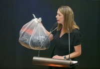 PSOE resume la política de Almeida con una bolsa de basura llena de residuos que lleva al atril de Cibeles