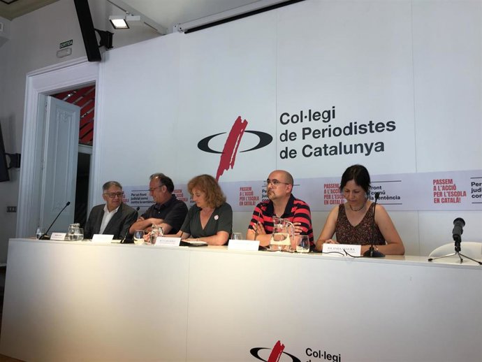 (I-D) Rueda De Prensa Del Abogado Ramon Llena, Xavier Antich (mnium), Rut Carandell (Plataforma Per La Llengua), Gerard Furest (Intersindical-CSC) E Iolanda Segura (UstecStes)