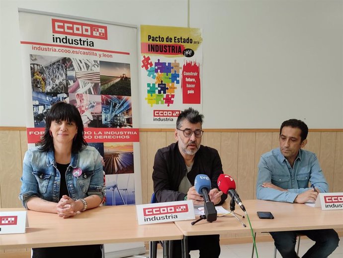 El secretario general de CCOO Castilla y León, Vicente Andrés, (d) junto a los responsables de Industria estatal y autonómico, Garbiñe Espejo y Gonzalo Díez Piñeles.