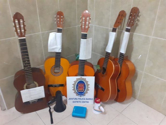 Guitarras intervenidas por la Policía Local de Málaga en una semana, en la que se ha denunciado a 31 personas por hacer ruido en la vía pública y alterar el descanso vecinal