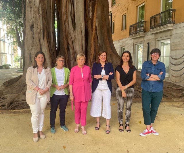 Las síndicas de los grupos parlamentarios de Les Corts (I-D): Ana Vega (Vox), Papi Robles (Compromís), Ana Barceló (PSPV), María José Catalá (PP), Ruth Merino (Cs) y Pilar Lima (Unides Podem)