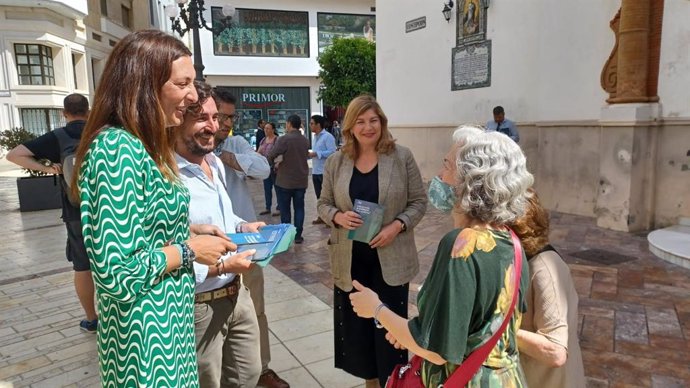 La candidata número uno del PP por la provincia de Huelva a las elecciones andaluzas y secretaria general del PP-A, Loles López,  druante un reparto de material informativo este martes en la capital.
