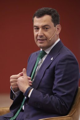 El candidato del Partido Popular a la presidencia de la Junta de Andalucía, Juanma Moreno, durante el encuentro informativo Andalucía Vota Ciclo electoral en la Fundación Cajasol, a 31 de mayo de 2022 en Sevilla (Andalucía, España)