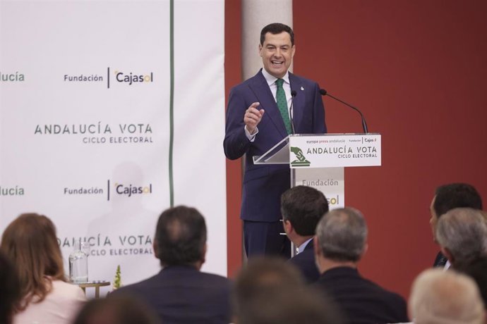 El candidato del Partido Popular a la presidencia de la Junta de Andalucía, Juanma Moreno, durante el encuentro informativo Andalucía Vota Ciclo electoral en la Fundación Cajasol, a 31 de mayo de 2022 en Sevilla (Andalucía, España)