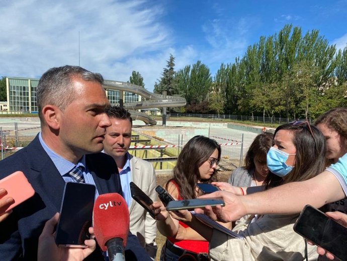 El concejal de Deportes, Leví Moreno, y tras él el alcalde de Burgos, Daniel de la Rosa.