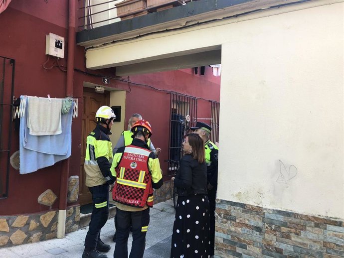 Bomberos, técnicos municipales y representantes del Ayuntamiento de Irun en el edificio donde se ha registrado un incendio
