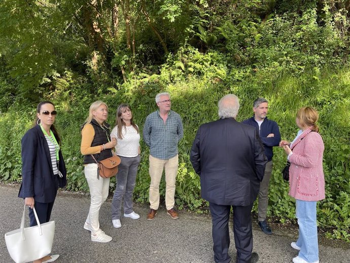 Los concejales de Vox Cristina Coto y Hugo Huerta en Villapérez