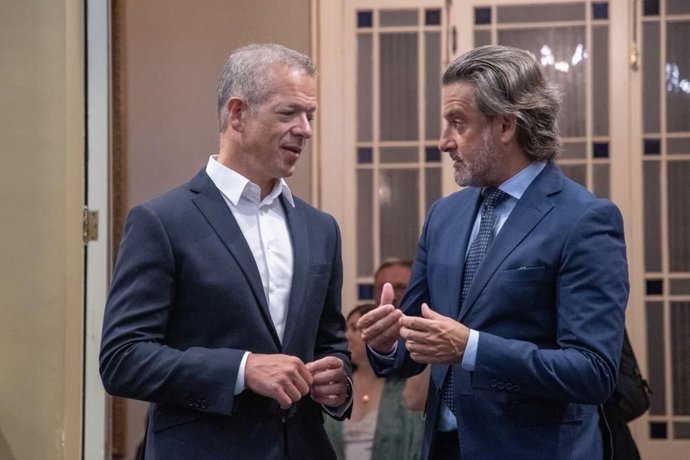 El presidente del Senado, Ander Gil y el presidente del Parlamento de Canarias, Gustavo Matos