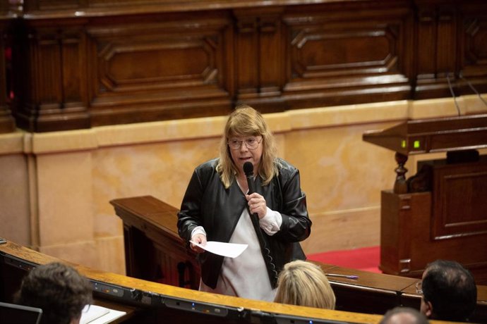 La consellera de Cultura, Natlia Garriga, interviene durante una sesión plenaria, en el Parlament de Cataluña, a 25 de mayo de 2022, en Barcelona, Cataluña (España).