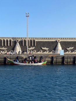 Archivo - Imagen de archivo de un cayuco llegado al muelle de La Restinga, en El Hierro