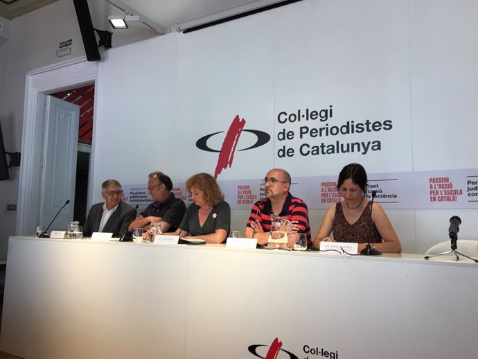 (E-D) Roda de premsa de l'advocat Ramon Llena, Xavier Antich (mnium), Rut Carandell (Plataforma per la Llengua), Gerard Furest (Intersindical-CSC) i Iolanda Segura (UstecStes)