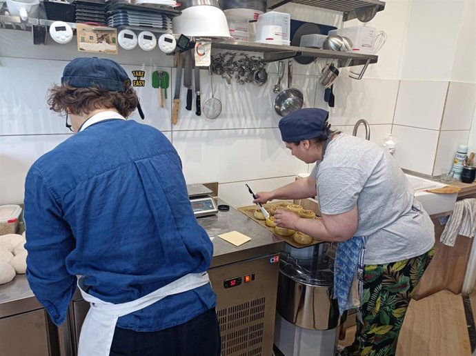A la izquierda, Anna Timofeeva, panadera rusa afincada en Bilbao, y Polina, refugiada ucraniana acogida por la primera para enseñarle el oficio y trabajar en verano.