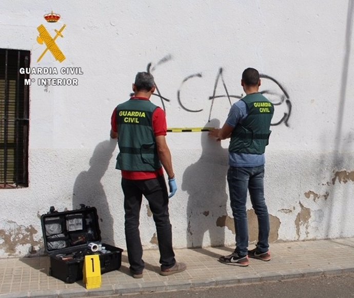 La Guardia Civil investiga grafittis aparecidos en Riolobos